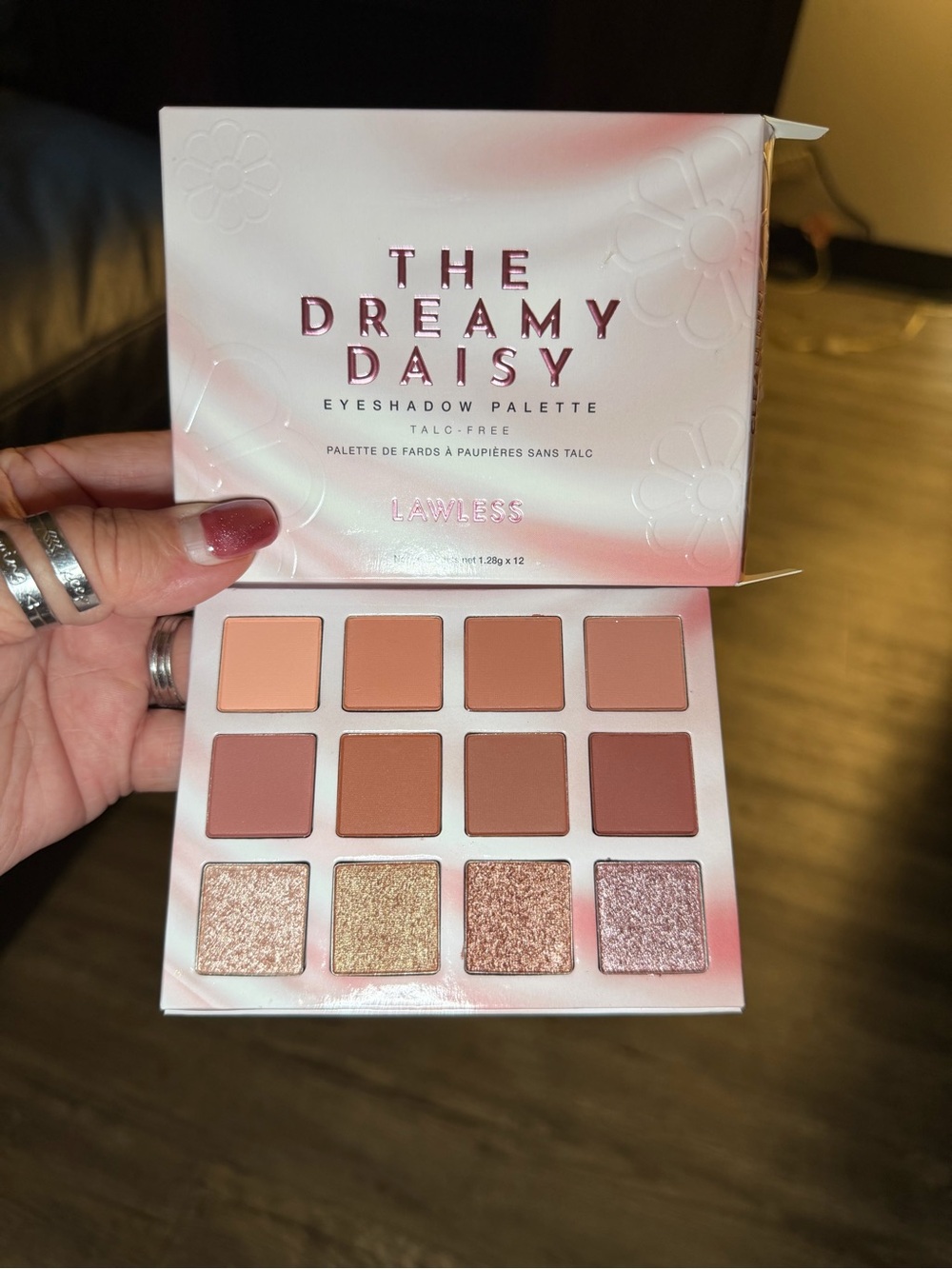 LAWLESS The Dreamy Daisy Eyeshadow Palette — Peachy Pink & Warm Neutrals